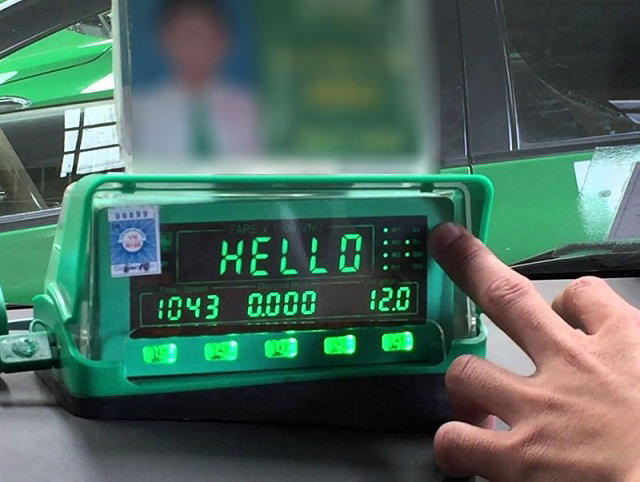 Quan sát đồng hồ đo Km của xe taxi